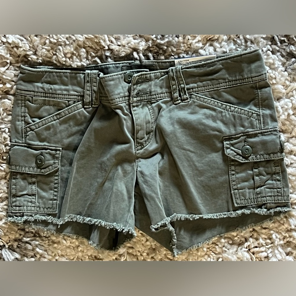 American Eagle army green cargo shorts. Size 00. NWT